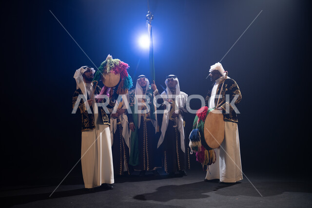 الاحتفال بيوم العلم السعودي في 11 مارس, فرقة عروض الفلكلور التراثي في العيد الوطني في 23 سبتمبر, ارتداء زي العرضة النجدية الشعبية، الرقص الشعبي والاحتفالات في المناسبات الوطنية، تخليد ذكرى إعادة توحيد الوطن, خلفية سوداء مع إضاءة بيضاء