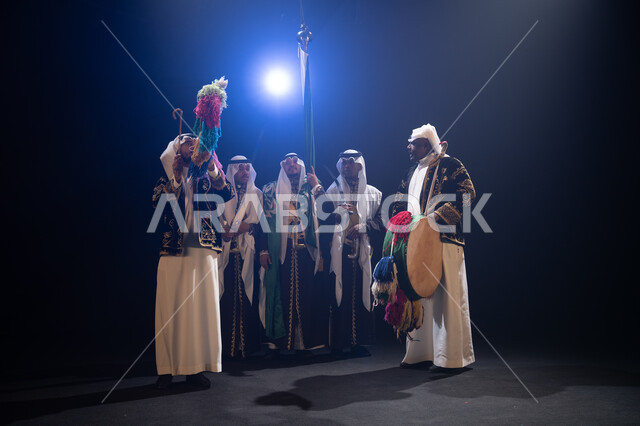 تخليد ذكرى إعادة توحيد الوطن, فرقة عروض الفلكلور التراثي في العيد الوطني في 23 سبتمبر، الاحتفال بيوم العلم السعودي في 11 مارس, ارتداء زي العرضة النجدية الشعبية، الرقص الشعبي والاحتفالات في المناسبات الوطنية, خلفية سوداء مع إضاءة بيضاء