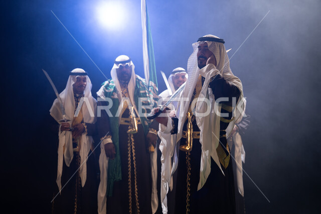 التعبير عن الولاء والحب للوطن, أهازيج واحتفالات في المناسبات والأعياد السعودية، الرقص الشعبي بالسيوف في العرضة النجدية، ارتداء زي الدقلة والفرميلة الشعبية، فرقة عروض الفلكلور التراثي في العيد الوطني في 23 سبتمبر، الاحتفال بيوم العلم 11 مارس