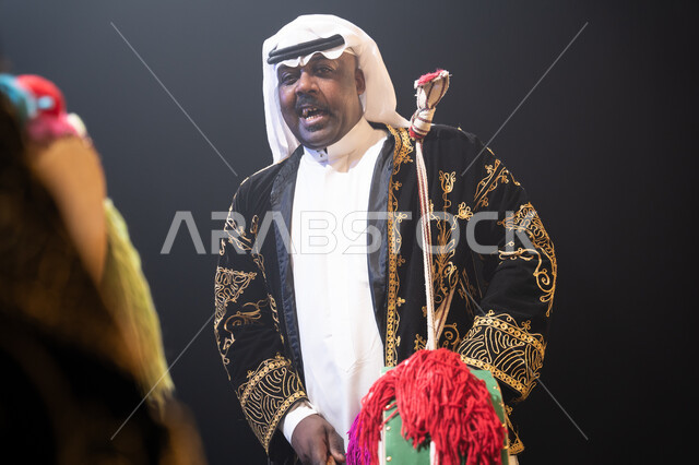 يوم العلم السعودي في 11 مارس, رجل عربي خليجي سعودي يرتدي زي العرضة النجدية التقليدي يحتفل باليوم الوطني في 23 سبتمبر, إظهار حب الوطن والانتماء إليه, الأعياد والمناسبات الوطنية, عروض فرقة الفلكلور التراثي, خلفية سوداء