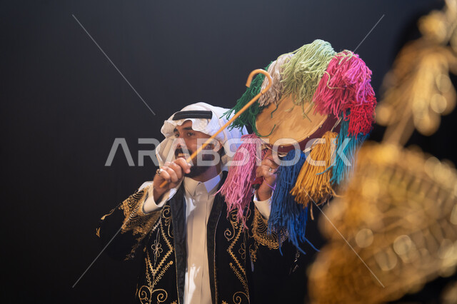 حب الوطن والانتماء إليه, النظر إلى شيء ما, صورة مقربة لرجل عربي خليجي سعودي يرتدي زي العرضة النجدية التقليدي يحتفل باليوم الوطني في 23 سبتمبر, يوم العلم السعودي في 11 مارس, الأعياد والمناسبات الوطنية, عروض فرقة الفلكلور التراثي, خلفية سوداء