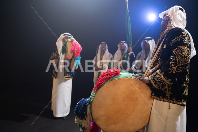 الرقص الشعبي والاحتفالات والأهازيج للعرضة النجدية, استذكار اليوم الوطني في 23 سبتمبر, ارتداء زي الدقلة والفرميلة الشعبية, فرقة عروض الفلكلور التراثي تحتفل في يوم العلم في 11 مارس, الفعاليات والمناسبات الوطنية, خلفية سوداء مع إضاءة بيضاء