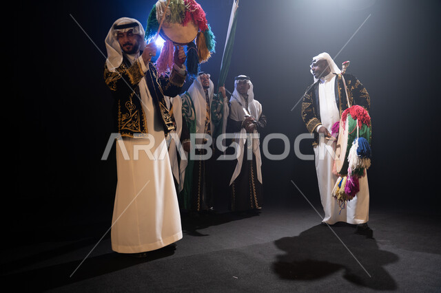 الاحتفالات والرقص الشعبي والأهازيج للعرضة النجدية, استذكار اليوم الوطني في 23 سبتمبر, ارتداء زي الدقلة والفرميلة الشعبية, فرقة عروض الفلكلور التراثي تحتفل في يوم العلم في 11 مارس, الفعاليات والمناسبات الوطنية, خلفية سوداء مع إضاءة بيضاء