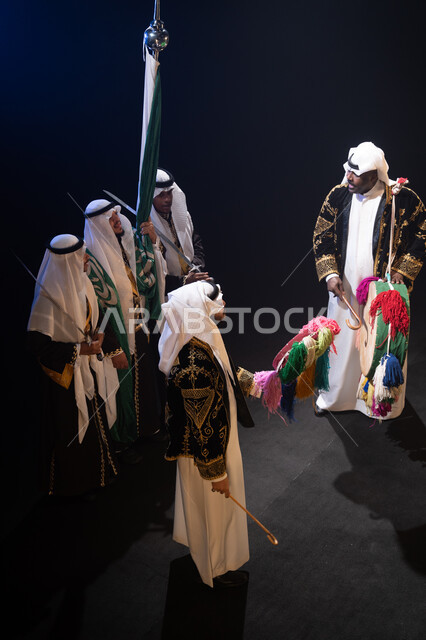  الرقص الشعبي والأهازيج والاحتفالات للعرضة النجدية, ارتداء زي الدقلة والفرميلة الشعبية, صورة من الأعلى لفرقة عروض الفلكلور التراثي تحتفل في يوم العلم في 11 مارس, استذكار اليوم الوطني في 23 سبتمبر, الفعاليات والمناسبات الوطنية, خلفية سوداء مع إضاءة بيضاء