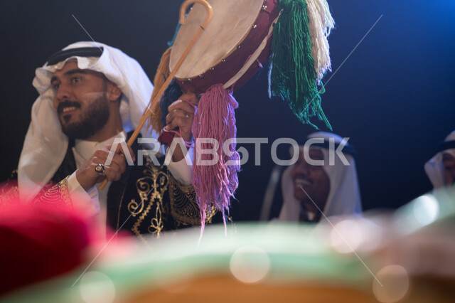  الاحتفالات في المناسبات والأعياد الوطنية, فرقة عروض الفلكلور التراثي في العيد الوطني في 23 سبتمبر، الاحتفال بيوم العلم السعودي في 11 مارس, ارتداء زي العرضة النجدية الشعبية، تخليد ذكرى إعادة توحيد الوطن, خلفية سوداء مع إضاءة بيضاء