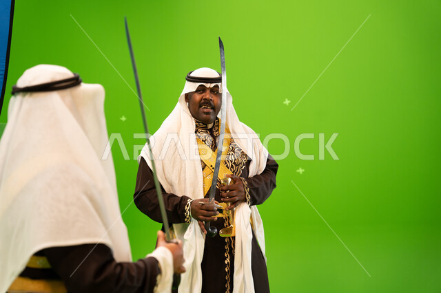 الرقصات الشعبية و الأهازيج في العرضة النجدية في المناسبات الوطنية، الاحتفال بذكرى يوم التأسيس السعودي ،تأسيس الدولة السعودية الأولى 22 شباط، صورة مقربة لرجل عربي خليجي سعودي يرتدي الغترة والدقلة يرقص بالسيف، خلفية خضراء ،كروما