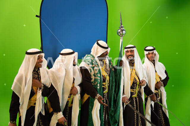  إظهار التراث السعودي العربي ،إرتداء ازياء العرضة النجدية الشعبية، صورة مقربة لفرقة العرضة النجدية في الاحتفالات و المناسبات الوطنية، الاحتفال بذكرى اليوم الوطني السعودي 23 سبتمبر ، صورة الجسم بالطول الكامل، خلفية خضراء وزرقاء، كروما