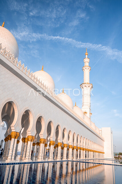 انعكاس أقواس الجامع على المياه في ساحة جامع الشيخ زايد في وضح النهار، الفن الهندسي المعماري للمنشاءات والمباني الدينية في الإمارات، صورة مقربة للقباب في مسجد الشيخ زايد الكبير في مدينة أبو ظبي، معالم وأماكن اسلامية في الإمارات