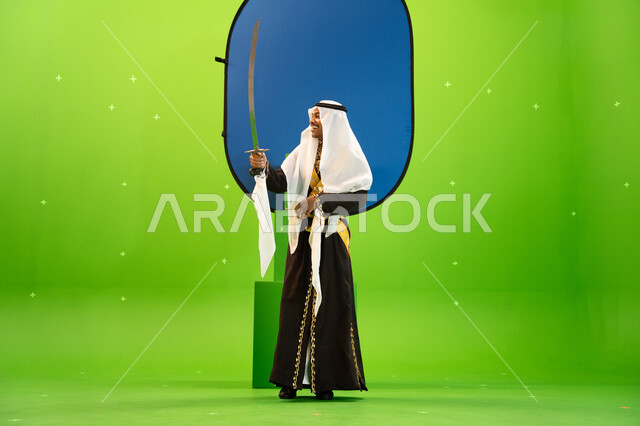 ابراز التراث والثقافة السعودية بأداء العرضة النجدية، الاحتفال بذكرى تأسيس الدولة السعودية الأولى 22 شباط, استخدام السيوف في الرقص الشعبي، ارتداء أزياء المناسبات الوطنية، فنون وعروض الفلكلور التراثي ، صورة الجسم بالطول الكامل، خلفيه خضراء و زرقاء ،كروما