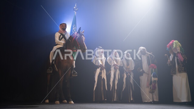 يوم العلم السعودي 11 مارس, مشاركة الأحصنة في الاحتفالات الوطنية, فارس عربي خليجي سعودي يمتطي فرسة ويمسك علم المملكة بفخر واحترام, أنشطة وفعاليات ركوب الخيل في الأعياد السعودية, عروض فرقة الفلكلور التراثي في اليوم الوطني 23 سبتمبر, ارتداء زي العرضة النجدية