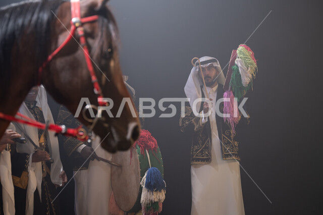 الاحتفال مع الأحصنة في اليوم الوطني في 23 سبتمبر وضح الليل, نشر حب الخيل بين أبناء الوطن, صورة مقربة لخيل عربي بني أصيل, حب الفروسية وشغف الاهتمام بها, عروض فرقة الفلكلور التراثي في يوم العلم 11 مارس, الأعياد والمناسبات الوطنية, ارتداء زي العرضة النجدية