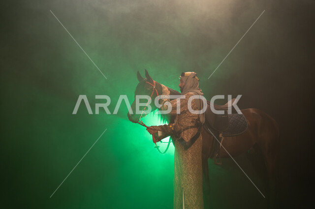 Wearing costumes for national occasions and holidays, spreading the love of horses among the people of the country, commemorating the founding of the first Saudi state in 1727 AD, Saudi Founding Day, February 22, a side photo of a Gulf man wearing a dakhl