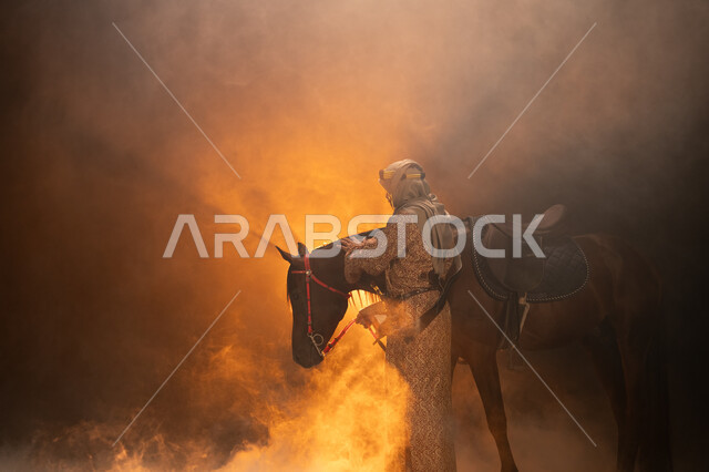 ذكرى تأسيس الدولة السعودية الأولى 1727 م، يوم التأسيس السعودي 22 فبراير، حب الفروسية والشغف في تربية الجياد، ارتداء أزياء المناسبات والأعياد الوطنية، صورة جانبية لرجل خليجي يرتدي الدقلة والغترة يداعب خيله العربي الأصيل، خلفية ضبابية مع إضاءة صفراء. 