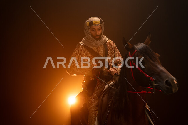 خلفية ضبابية مع إضاءة صفراء، الاحتفال مع الخيل بذكرى تأسيس الدولة السعودية الأولى 1727 م، يوم التأسيس السعودي 22 فبراير، ارتداء أزياء المناسبات والأعياد الوطنية، صورة مقربة لرجل عربي خليجي سعودي يرتدي الدقلة والغترة يمتطي فرسه البني العربي الأصيل. 
