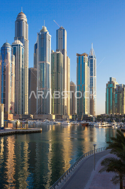 الفن الهندسي المعماري للأبراج وناطحات السحاب المطلة على البحر الإصطناعي في مدينة دبي، النمو والتطور العمراني للمباني والمنشآت في مارينا دبي في دولة الإمارات، معالم دبي المشهورة، السياحة في الإمارات