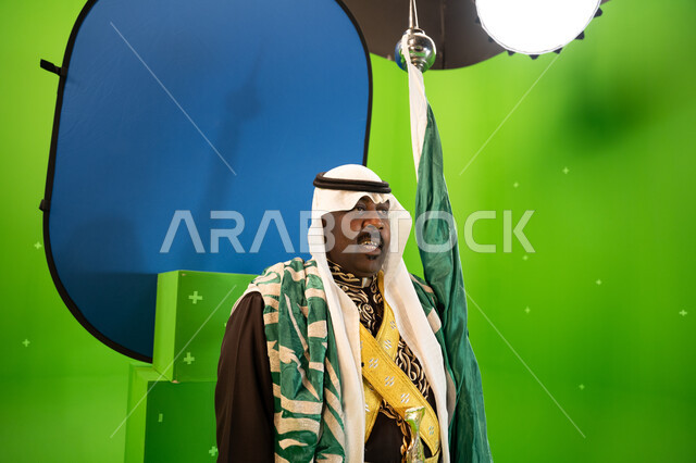 إحياء الفلكلور السعودي في الاحتفال بذكرى اليوم الوطني السعودي 23 سبتمبر، يوم العلم السعودي11 مارس، صورة مقربة لرجل سعودي يقوم بإلقاء القصائد الحماسيه والشعر ، ارتداء ازياء العرضة النجدية، تأسيس الدولة السعودية الأولى 1727 م، خلفية خضراء وزرقاء، كروما