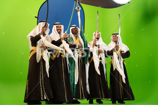القاء القصائد الحماسيه والشعر السعودي والغناء، المهرجانات الشعبية والرقص بالسيوف والأهازيج في المناسبات والأعياد الوطنية، ارتداء ازياء العرضة النجدية، ذكرى اليوم الوطني السعودي في 23 سبتمبر، صورة الجسم بالطول الكامل، خلفية خضراء وزرقاء، كروما