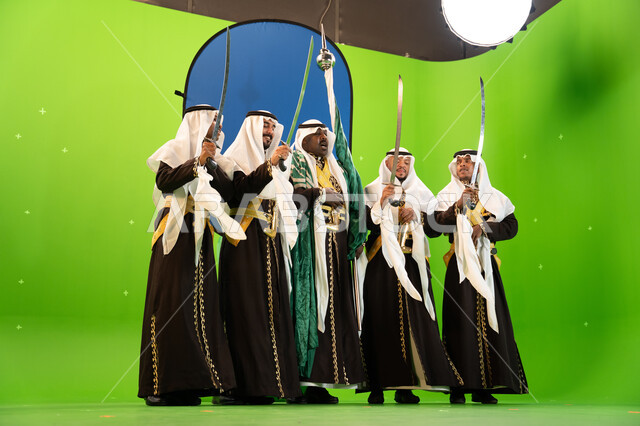 القاء الشعر السعودي و القصائد الحماسيه  والغناء، المهرجانات الشعبية والرقص بالسيوف والأهازيج في المناسبات والأعياد الوطنية، ارتداء ازياء العرضة النجدية، ذكرى اليوم الوطني السعودي في 23 سبتمبر، صورة الجسم بالطول الكامل، خلفية خضراء وزرقاء، كروما