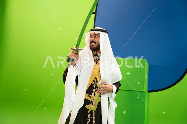 الرقص الشعبي في المناسبات الوطنيه والاعياد، استخدام السيف بحركات منتظمه في العرضة السعوديه ،ذكرى اليوم الوطني السعودي في 23 سبتمبر، ايماءات الضحك والسرور ، الغناء والقاء القصائد الحماسيه والشعر السعودي، خلفية خضراء وزرقاء، كروما