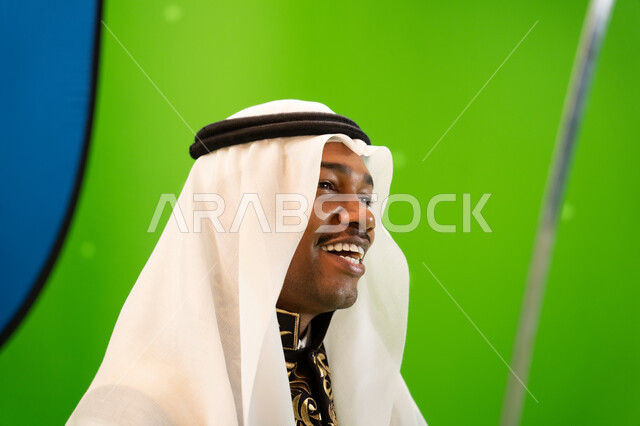 ايماءات السرور و الفرح، الرقص الشعبي في المناسبات الوطنيه ، استخدام السيف بحركات منتظمه في العرضة السعوديه ،صورة مقربة لرجل سعودي يحتفل بذكرى اليوم الوطني السعودي في 23 سبتمبر،الغناء والقاء القصائد الحماسيه والشعر السعودي، خلفية خضراء وزرقاء، كروما