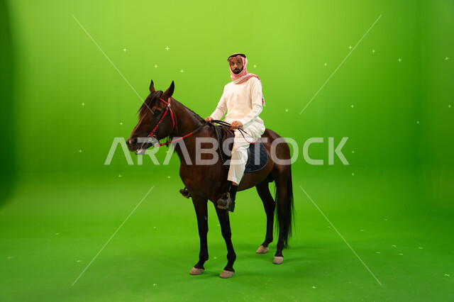 حب وعشق الاحصنة، ممارسة هواية ركوب الخيل وشغف الفروسية، بورتريه لرجل عربي خليجي سعودي يرتدي الثوب التقليدي والشماغ يمتطي خيل بني عربي أصيل، اتباع تقاليد الاجداد برعاية وتربية الجياد والاهتمام بها، خلفية خضراء، كروما