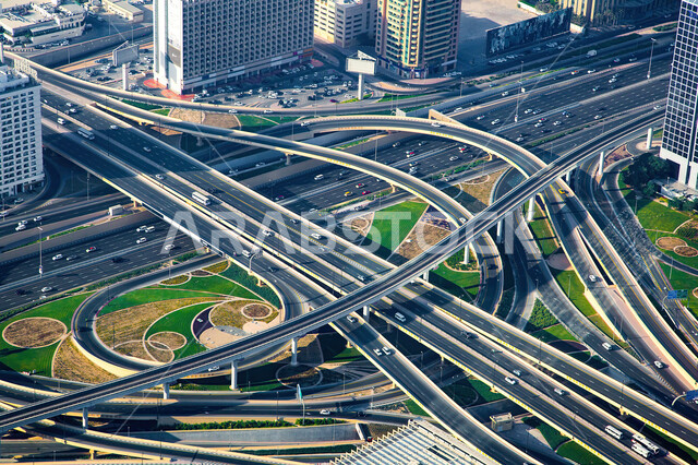 النمو والتطور العمراني للبنية التحتية في الإمارات، الفن الهندسي المعماري للطرق والشوارع في مدينة دبي، حركة مرور السيارات على الجسور والكباري في وضح النهار، معالم الإمارات العربية المتحدة