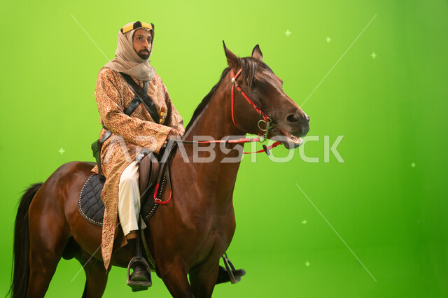 شغف الفروسية وتربية الجياد، ذكرى يوم التأسيس في 22 فبراير، الإحتفال بتأسيس المملكة العربية السعودية 1727، مؤسس الدوله السعوديه الاولى الامام محمد بن سعود، بورتريه مقرب لفارس عربي خليجي سعودي يرتدي الغترة والدقلة يمتطي حصان بني اصيل، خلفية خضراء، كروما