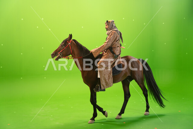ذكرى توحيد المملكة العربية السعودية 1727، مؤسس الدوله السعوديه الاولى الامام محمد بن سعود، شغف الفروسية وتربية الجياد، الاحتفال بيوم التأسيس السعودي في 22 فبراير، بورتريه لرجل عربي خليجي سعودي يرتدي الغترة والدقلة يمتطي حصان بني اصيل، خلفية خضراء، كروما