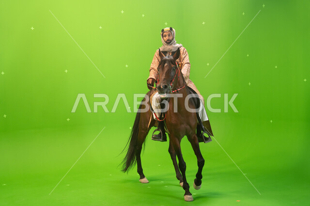 الإحتفال بتأسيس المملكة العربية السعودية 1727، مؤسس الدوله السعوديه الاولى الامام محمد بن سعود، شغف الفروسية وتربية الجياد، ذكرى يوم التأسيس السعودي في 22 فبراير، بورتريه لرجل عربي خليجي سعودي يرتدي الغترة والدقلة يمتطي حصان بني اصيل، خلفية خضراء، كروما