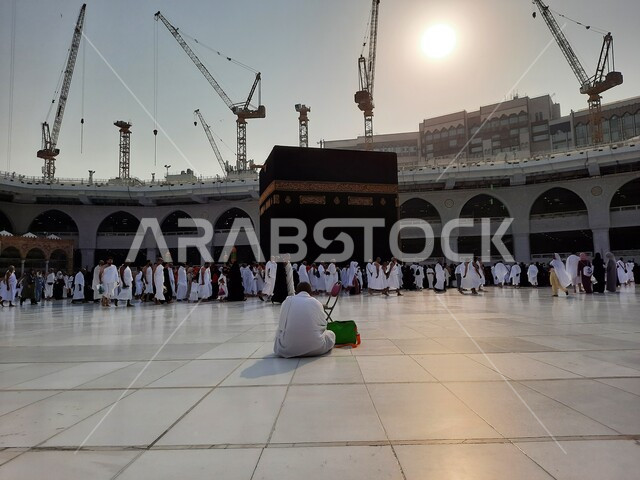 أداء مناسك الحج والعمرة، العبادة والتقرب إلى الله، طواف الحجاج والمعتمرين حول الكعبة المشرفة، تجمع حجاج بيت الله الحرام في ساحات الحرم المكي الشريف في مكة المكرمة في السعودية، أماكن اسلامية دينية مقدسة