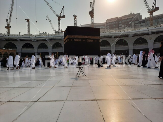 تجمع حجاج بيت الله الحرام في ساحات الحرم المكي الشريف في مكة المكرمة في السعودية، العبادة والتقرب إلى الله، طواف الحجاج والمعتمرين حول الكعبة المشرفة، أداء مناسك الحج والعمرة، أماكن اسلامية دينية مقدسة