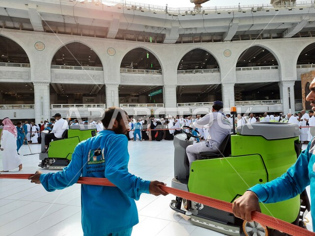 Sacred Islamic religious places and monuments, cleaning crews in the courtyard of the Grand Mosque in Mecca, the Grand Mosque in Makkah Al-Mukarramah in the Kingdom of Saudi Arabia, pilgrims and Muslims in the courtyards of the Grand Mosque in Mecca, clea