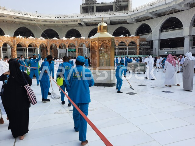 اماكن ومعالم دينية إسلامية مقدسة، طواقم التنظيف في ساحة الحرم المكي الشريف، المسجد الحرام في مكة المكرمة في المملكة العربية السعودية، الحجاج والمسلمين في ساحات الحرم المكي، تنظيف ساحات الحرم المكي بإستخدام ماكنات ومركبات وآلات التنظيف