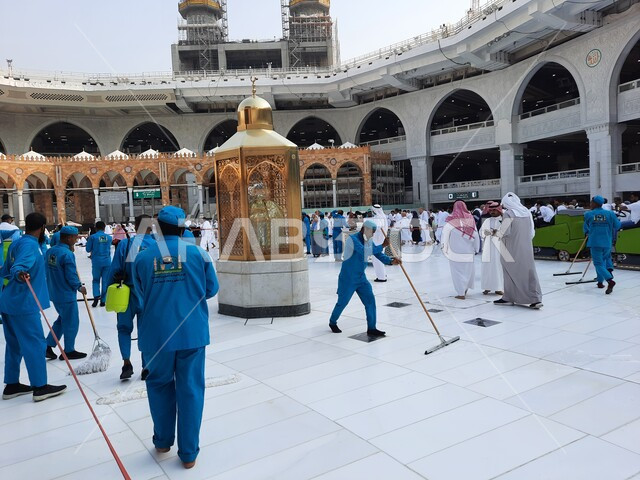 الحجاج والمسلمين في ساحات الحرم المكي، تنظيف ساحات الحرم المكي بإستخدام ماكنات ومركبات وآلات التنظيف، طواقم التنظيف في ساحة الحرم المكي الشريف، المسجد الحرام في مكة المكرمة في المملكة العربية السعودية، اماكن ومعالم دينية إسلامية مقدسة