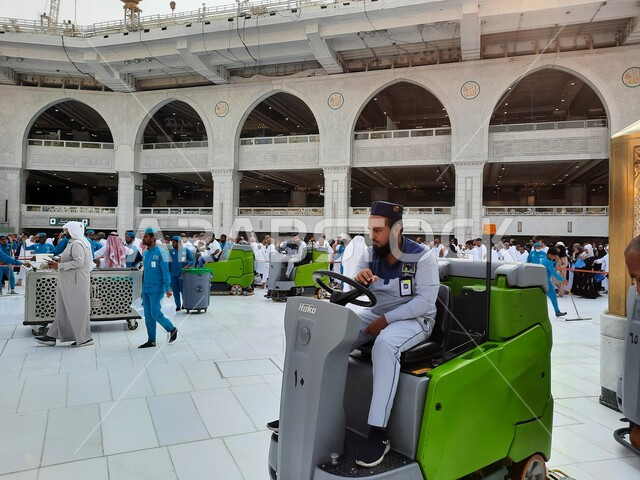 طواقم التنظيف في ساحة الحرم المكي الشريف، المسجد الحرام في مكة المكرمة في المملكة العربية السعودية، الحجاج والمسلمين في ساحات الحرم المكي، تنظيف ساحات الحرم المكي بإستخدام ماكنات ومركبات وآلات التنظيف، اماكن ومعالم دينية إسلامية مقدسة
