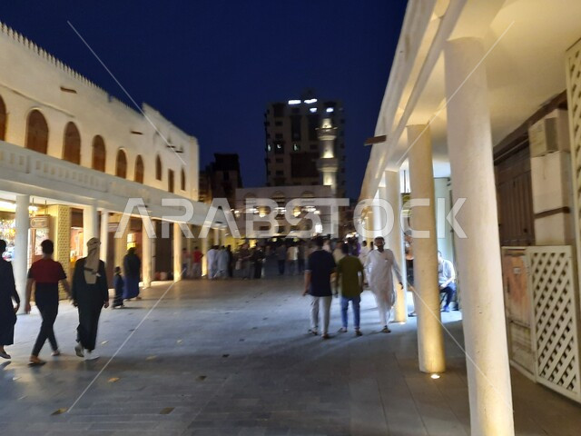 المعالم التاريخية في جدة، المحلات التجارية في حواري البلد التاريخي في مدينة جدة في المملكة العربية السعودية ليلا، التصميم المعماري العربي القديم للمباني الأثرية، تجول المواطنين في الأحياء القديمة، أماكن سياحة في السعودية