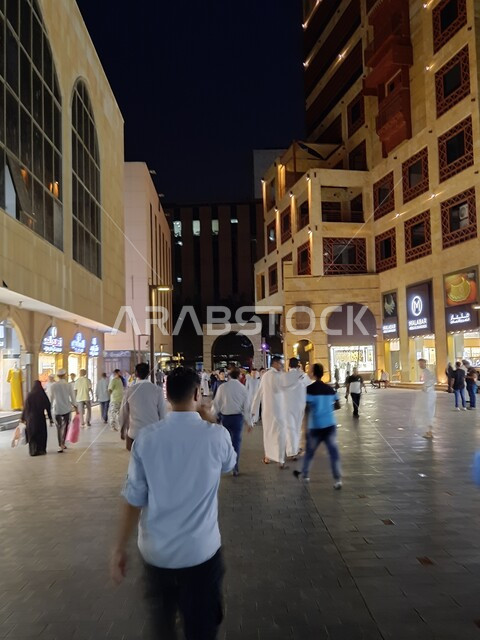 التصميم المعماري العربي القديم للمباني الأثرية، المحلات التجارية في حواري البلد التاريخي في مدينة جدة في المملكة العربية السعودية ليلا، تجول المواطنين في الأحياء القديمة، المعالم التاريخية في جدة، أماكن سياحة في السعودية