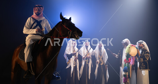 عروض فرقة الفلكلور التراثي في يوم العلم 11 مارس, الاحتفال مع الأحصنة في اليوم الوطني في 23 سبتمبر في وضح الليل, نشر حب الخيل بين أبناء الوطن, رجل يمتطي خيل عربي بني أصيل, حب الفروسية وشغف الاهتمام بها, الأعياد والمناسبات الوطنية, ارتداء زي العرضة النجدية.