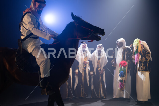 عروض فرقة الفلكلور التراثي في يوم العلم 11 مارس, الاحتفال مع الأحصنة في اليوم الوطني في 23 سبتمبر في وضح الليل, نشر حب الخيل بين أبناء الوطن, رجل يمتطي خيل عربي بني أصيل, حب الفروسية وشغف الاهتمام بها, الأعياد والمناسبات الوطنية, ارتداء زي العرضة النجدية.