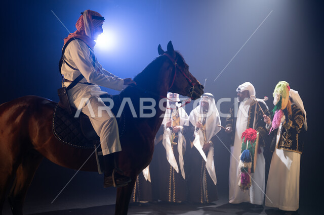 عروض فرقة الفلكلور التراثي في يوم العلم 11 مارس, الاحتفال مع الأحصنة في اليوم الوطني في 23 سبتمبر في وضح الليل, نشر حب الخيل بين أبناء الوطن, رجل يمتطي خيل عربي بني أصيل, حب الفروسية وشغف الاهتمام بها, الأعياد والمناسبات الوطنية, ارتداء زي العرضة النجدية.