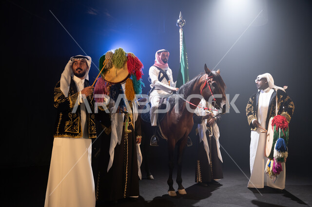 مشاركة الأحصنة في الاحتفالات الوطنية, فارس عربي خليجي سعودي يمتطي فرسه ويمسك علم المملكة بفخر واحترام, أنشطة وفعاليات ركوب الخيل في الأعياد السعودية, عروض فرقة الفلكلور التراثي في اليوم الوطني 23 سبتمبر, يوم العلم السعودي 11 مارس, ارتداء زي العرضة النجدية