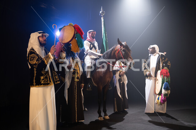 مشاركة الأحصنة في الاحتفالات الوطنية, فارس عربي خليجي سعودي يمتطي فرسه ويمسك علم المملكة بفخر واحترام, أنشطة وفعاليات ركوب الخيل في الأعياد السعودية, عروض فرقة الفلكلور التراثي في اليوم الوطني 23 سبتمبر, يوم العلم السعودي 11 مارس, ارتداء زي العرضة النجدية