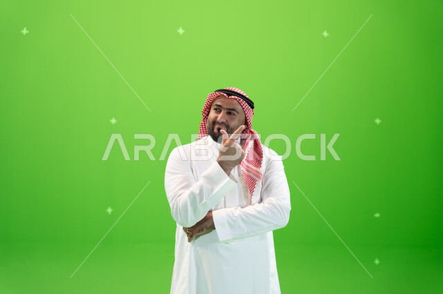 إيجاد حل لمشكلة ما، بورتريه مقرب لرجل عربي خليجي سعودي يرتدي الثوب والشماغ التقليدي ينظر إلى شيء ما بإيماءات التفكير، التأمل والتخطيط للمستقبل،  التمعن والتركيز، خلفية خضراء، كروما