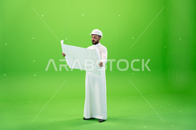 الهندسة والإنشاءات المعمارية, تقدم وتطور السعودية على يد سواعد أبناء الوطن, بورتريه لمهندس عربي خليجي سعودي يرتدي قبعة الحماية في موقع العمل, تنمية وتطوير المجال الهندسي, الاهتمام بشؤون العمل, صورة الجسم بالطول الكامل, خلفية خضراء, كروما