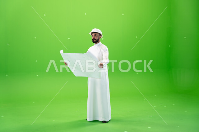 تطور السعودية على يد سواعد أبناء الوطن, بورتريه لمهندس عربي خليجي سعودي يرتدي قبعة الحماية في موقع العمل, مفهوم الهندسة والإنشاءات المعمارية, تنمية وتطوير المجال الهندسي, الاهتمام بشؤون العمل, صورة الجسم بالطول الكامل, خلفية خضراء, كروما