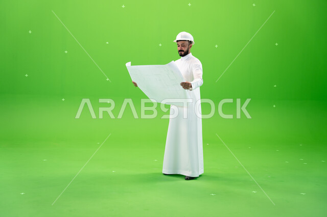 تقدم وتطور السعودية على يد سواعد أبناء الوطن, بورتريه لمهندس عربي خليجي سعودي يرتدي قبعة الحماية في موقع العمل, مفهوم الهندسة والإنشاءات المعمارية, تنمية وتطوير المجال الهندسي, الاهتمام بشؤون العمل, صورة الجسم بالطول الكامل, خلفية خضراء, كروما