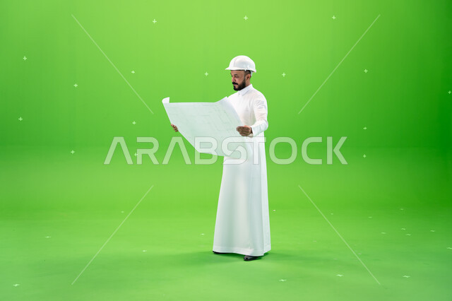 تقدم وتطور السعودية على يد سواعد أبناء الوطن, بورتريه لمهندس عربي خليجي سعودي يرتدي قبعة الحماية في موقع العمل, مفهوم الهندسة والإنشاءات المعمارية, تنمية وتطوير المجال الهندسي, الاهتمام بشؤون العمل, صورة الجسم بالطول الكامل, خلفية خضراء, كروما