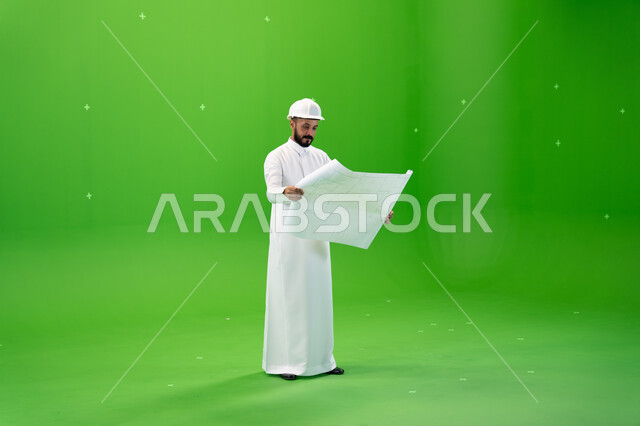 الوظائف الهندسية في الشركات السعودية, الاشراف والتدقيق على العمل, بورتريه لمهندس عربي خليجي سعودي يرتدي قبعة الحماية يقف في موقع العمل, مفهوم الهندسة والإنشاءات, الإعمار بسواعد أبناء الوطن, صورة الجسم بالطول الكامل, خلفية خضراء, كروما