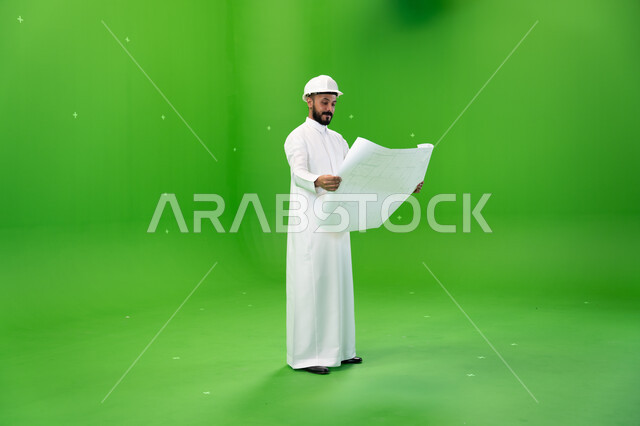 الاشراف والتدقيق على العمل, بورتريه لمهندس عربي خليجي سعودي يرتدي قبعة الحماية يقف في موقع العمل, الوظائف الهندسية في الشركات السعودية, مفهوم الهندسة والإنشاءات, الإعمار بسواعد أبناء الوطن, صورة الجسم بالطول الكامل, خلفية خضراء, كروما