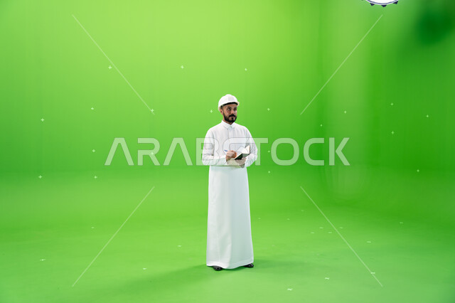 مهن ووظائف سعودية, العمل في القطاع الهندسي السعودي, بورتريه لمهندس عربي خليجي سعودي يرتدي قبعة الحماية يقف في موقع العمل, تسجيل وتدوين ملاحظات البناء والإنشاءات, الإعمار بسواعد أبناء الوطن, صورة الجسم بالطول الكامل, خلفية خضراء, كروما